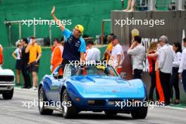 Alexander Albon (THA) Williams Racing on the drivers' parade. 05.11.2023. Formula 1 World Championship, Rd 21, Brazilian Grand Prix, Sao Paulo, Brazil, Race Day.