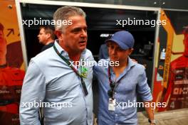 (L to R): Gil de Ferran (BRA) McLaren Consultant with Felipe Massa (BRA) FIA Drivers' Commission President. 05.11.2023. Formula 1 World Championship, Rd 21, Brazilian Grand Prix, Sao Paulo, Brazil, Race Day.