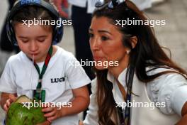 Fabiana Flosi (BRA) with daughter Ace. 05.11.2023. Formula 1 World Championship, Rd 21, Brazilian Grand Prix, Sao Paulo, Brazil, Race Day.