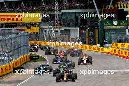 Max Verstappen (NLD) Red Bull Racing RB19 leads at the start of the race. 18.06.2023. Formula 1 World Championship, Rd 9, Canadian Grand Prix, Montreal, Canada, Race Day.