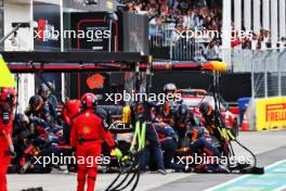 Max Verstappen (NLD) Red Bull Racing RB19 makes a pit stop. 18.06.2023. Formula 1 World Championship, Rd 9, Canadian Grand Prix, Montreal, Canada, Race Day.