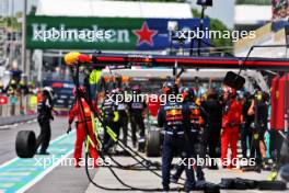 George Russell (GBR) Mercedes AMG F1 W14 makes a pit stop to fix damage as a Ferrari mechanic collects an errant wheel carcass. 18.06.2023. Formula 1 World Championship, Rd 9, Canadian Grand Prix, Montreal, Canada, Race Day.