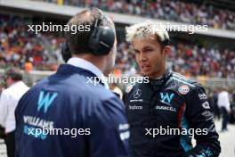 aapl with James Urwin (GBR) Williams Racing Race Engineer on the grid. 04.06.2023. Formula 1 World Championship, Rd 8, Spanish Grand Prix, Barcelona, Spain, Race Day.
