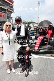 Valtteri Bottas (FIN) Alfa Romeo F1 Team with his mother Marianne Valimaa (FIN) on the grid. 04.06.2023. Formula 1 World Championship, Rd 8, Spanish Grand Prix, Barcelona, Spain, Race Day.