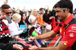 Carlos Sainz Jr (ESP) Ferrari with fans. 09.07.2023. Formula 1 World Championship, Rd 11, British Grand Prix, Silverstone, England, Race Day.