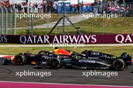 Max Verstappen (NLD) Red Bull Racing RB19 leads Lewis Hamilton (GBR) Mercedes AMG F1 W14 at the start of the race. 23.07.2023. Formula 1 World Championship, Rd 12, Hungarian Grand Prix, Budapest, Hungary, Race Day.