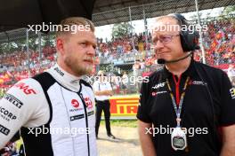 (L to R): Kevin Magnussen (DEN) Haas F1 Team on the grid with Mark Slade (GBR) Haas F1 Team Race Engineer. 03.09.2023. Formula 1 World Championship, Rd 15, Italian Grand Prix, Monza, Italy, Race Day.