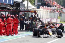 Max Verstappen (NLD) Red Bull Racing RB19 makes a pit stop. 03.09.2023. Formula 1 World Championship, Rd 15, Italian Grand Prix, Monza, Italy, Race Day.