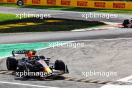 Sergio Perez (MEX) Red Bull Racing RB19 runs wide. 03.09.2023. Formula 1 World Championship, Rd 15, Italian Grand Prix, Monza, Italy, Race Day.