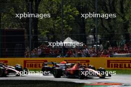 Carlos Sainz Jr (ESP) Ferrari SF-23 leads at the start of the race. 03.09.2023. Formula 1 World Championship, Rd 15, Italian Grand Prix, Monza, Italy, Race Day.