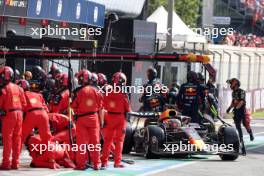 Max Verstappen (NLD) Red Bull Racing RB19 makes a pit stop. 03.09.2023. Formula 1 World Championship, Rd 15, Italian Grand Prix, Monza, Italy, Race Day.