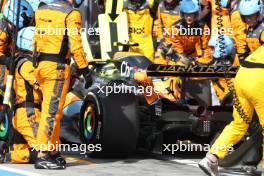 Lando Norris (GBR) McLaren MCL60 makes a pit stop. 03.09.2023. Formula 1 World Championship, Rd 15, Italian Grand Prix, Monza, Italy, Race Day.