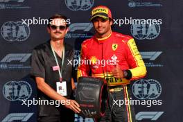 Charles Leclerc (MON) Ferrari reveives the Pirelli Pole Position Award from Fabio Rovazzi (ITA) Singer.  02.09.2023. Formula 1 World Championship, Rd 15, Italian Grand Prix, Monza, Italy, Qualifying Day.