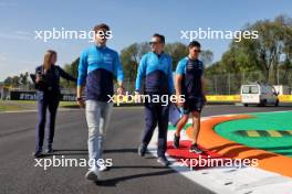 Logan Sargeant (USA) Williams Racing walks the circuit with the team. 31.08.2023. Formula 1 World Championship, Rd 15, Italian Grand Prix, Monza, Italy, Preparation Day.