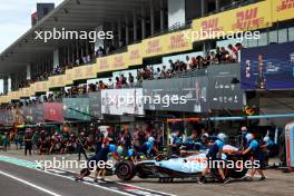Alexander Albon (THA) Williams Racing FW45 in the pits. 22.09.2023. Formula 1 World Championship, Rd 17, Japanese Grand Prix, Suzuka, Japan, Practice Day.