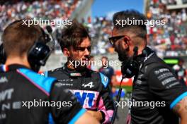 (L to R): Pierre Gasly (FRA) Alpine F1 Team with Julian Rouse (GBR) Alpine F1 Team Interim Sporting Director on the grid. 24.09.2023. Formula 1 World Championship, Rd 17, Japanese Grand Prix, Suzuka, Japan, Race Day.