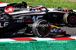 Sergio Perez (MEX) Red Bull Racing RB19 with front wing damage. 24.09.2023. Formula 1 World Championship, Rd 17, Japanese Grand Prix, Suzuka, Japan, Race Day.