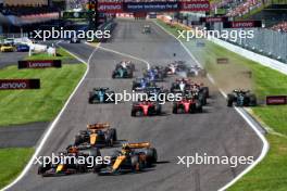 (L to R): Max Verstappen (NLD) Red Bull Racing RB19 and Lando Norris (GBR) McLaren MCL60 lead at the start of the race. Lewis Hamilton (GBR) Mercedes AMG F1 W14 runs wide. 24.09.2023. Formula 1 World Championship, Rd 17, Japanese Grand Prix, Suzuka, Japan, Race Day.