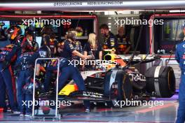 Sergio Perez (MEX) Red Bull Racing RB19 sits on the gar\age waiting to go back out on the track. 24.09.2023. Formula 1 World Championship, Rd 17, Japanese Grand Prix, Suzuka, Japan, Race Day.
