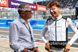 (L to R): Stefano Domenicali (ITA) Formula One President and CEO with Alexander Albon (THA) Williams Racing. 23.09.2023. Formula 1 World Championship, Rd 17, Japanese Grand Prix, Suzuka, Japan, Qualifying Day.