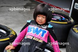 Circuit atmosphere - young Alpine F1 Team fan in the pits. 21.09.2023. Formula 1 World Championship, Rd 17, Japanese Grand Prix, Suzuka, Japan, Preparation Day.
