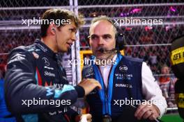(L to R): Alexander Albon (THA) Williams Racing with James Urwin (GBR) Williams Racing Race Engineer on the grid. 18.11.2023. Formula 1 World Championship, Rd 22, Las Vegas Grand Prix, Las Vegas, Nevada, USA, Race Day.