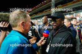 (L to R): Martin Brundle (GBR) Sky Sports Commentator with will.i.am (USA) Black Eyed Peas on the grid. 18.11.2023. Formula 1 World Championship, Rd 22, Las Vegas Grand Prix, Las Vegas, Nevada, USA, Race Day.