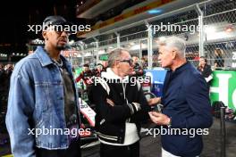 Tommy Hilfiger (USA) (Centre) with David Coulthard (GBR) Red Bull Racing and Scuderia Toro Advisor / Channel 4 F1 Commentator (Right) on the grid. 18.11.2023. Formula 1 World Championship, Rd 22, Las Vegas Grand Prix, Las Vegas, Nevada, USA, Race Day.