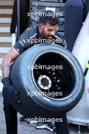 Romesh Ranganathan (GBR) Comedian practices a pit stop with Mercedes AMG F1. 25.05.2023. Formula 1 World Championship, Rd 7, Monaco Grand Prix, Monte Carlo, Monaco, Preparation Day.