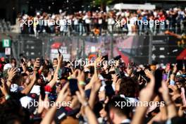 Circuit atmosphere - Fans at the podium. 29.10.2023. Formula 1 World Championship, Rd 20, Mexican Grand Prix, Mexico City, Mexico, Race Day.