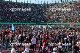 Circuit atmosphere - fans at the podium. 29.10.2023. Formula 1 World Championship, Rd 20, Mexican Grand Prix, Mexico City, Mexico, Race Day.