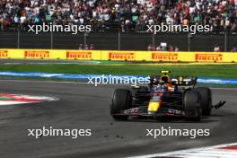 Sergio Perez (MEX) Red Bull Racing RB19 at the start of the race. 29.10.2023. Formula 1 World Championship, Rd 20, Mexican Grand Prix, Mexico City, Mexico, Race Day.