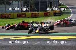 Charles Leclerc (MON) Ferrari SF-23 and Sergio Perez (MEX) Red Bull Racing RB19 - crash at the start of the race. 29.10.2023. Formula 1 World Championship, Rd 20, Mexican Grand Prix, Mexico City, Mexico, Race Day.