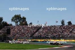 Max Verstappen (NLD) Red Bull Racing RB19 leads at the start of the race. 29.10.2023. Formula 1 World Championship, Rd 20, Mexican Grand Prix, Mexico City, Mexico, Race Day.