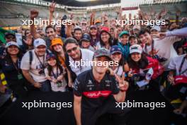 Zhou Guanyu (CHN) Alfa Romeo F1 Team with fans at Fans F1 Experiences Live. 26.10.2023. Formula 1 World Championship, Rd 20, Mexican Grand Prix, Mexico City, Mexico, Preparation Day.