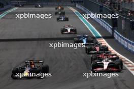 Max Verstappen (NLD) Red Bull Racing RB19 passes Kevin Magnussen (DEN) Haas VF-23. 07.05.2023. Formula 1 World Championship, Rd 5, Miami Grand Prix, Miami, Florida, USA, Race Day.