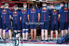 Red Bull Racing wall of mechanics. 04.05.2023. Formula 1 World Championship, Rd 5, Miami Grand Prix, Miami, Florida, USA, Preparation Day.
