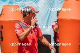 Carlos Sainz Jr (ESP) Ferrari - American Football with the Miami Dolphins. 04.05.2023. Formula 1 World Championship, Rd 5, Miami Grand Prix, Miami, Florida, USA, Preparation Day.