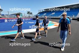 Alexander Albon (THA) Williams Racing walks the circuit with the team. 04.05.2023. Formula 1 World Championship, Rd 5, Miami Grand Prix, Miami, Florida, USA, Preparation Day.