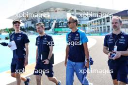 Alexander Albon (THA) Williams Racing walks the circuit with the team. 04.05.2023. Formula 1 World Championship, Rd 5, Miami Grand Prix, Miami, Florida, USA, Preparation Day.