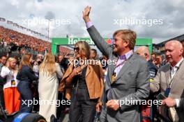 King Willem-Alexander (NLD) on the grid with his wife Queen Maxima. 27.08.2023. Formula 1 World Championship, Rd 14, Dutch Grand Prix, Zandvoort, Netherlands, Race Day.