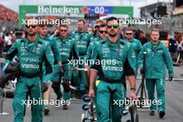 Aston Martin F1 Team mechanics on the grid. 27.08.2023. Formula 1 World Championship, Rd 14, Dutch Grand Prix, Zandvoort, Netherlands, Race Day.