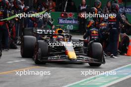 Max Verstappen (NLD) Red Bull Racing RB19 makes a pit stop. 27.08.2023. Formula 1 World Championship, Rd 14, Dutch Grand Prix, Zandvoort, Netherlands, Race Day.