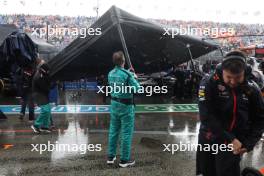 Aston Martin F1 Team mechanics in the pits as the race is stopped. 27.08.2023. Formula 1 World Championship, Rd 14, Dutch Grand Prix, Zandvoort, Netherlands, Race Day.