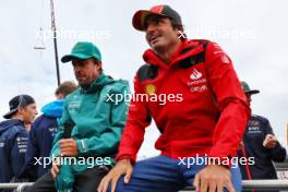 (L to R): Fernando Alonso (ESP) Aston Martin F1 Team with Carlos Sainz Jr (ESP) Ferrari on the drivers' parade. 27.08.2023. Formula 1 World Championship, Rd 14, Dutch Grand Prix, Zandvoort, Netherlands, Race Day.