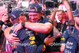 Max Verstappen (NLD) Red Bull Racing celebrates winning his third World Championship in Sprint parc ferme with the team. 07.10.2023. Formula 1 World Championship, Rd 18, Qatar Grand Prix, Doha, Qatar, Sprint Day.