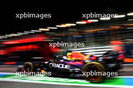 Max Verstappen (NLD) Red Bull Racing RB19 leaves the pits. 15.09.2023. Formula 1 World Championship, Rd 16, Singapore Grand Prix, Marina Bay Street Circuit, Singapore, Practice Day.