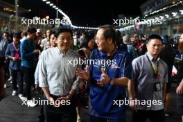 Tan See Leng (SIN) Minister for Manpower of Singapore (Right) on the grid. 17.09.2023. Formula 1 World Championship, Rd 16, Singapore Grand Prix, Marina Bay Street Circuit, Singapore, Race Day.