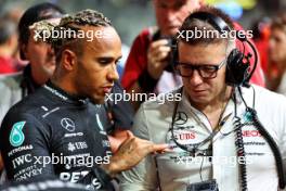 (L to R): Lewis Hamilton (GBR) Mercedes AMG F1 with Andrew Shovlin (GBR) Mercedes AMG F1 Trackside Engineering Director on the grid. 17.09.2023. Formula 1 World Championship, Rd 16, Singapore Grand Prix, Marina Bay Street Circuit, Singapore, Race Day.