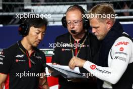 Kevin Magnussen (DEN) Haas F1 Team with Ayao Komatsu (JPN) Haas F1 Team Race Engineer and Mark Slade (GBR) Haas F1 Team Race Engineer on the grid. 17.09.2023. Formula 1 World Championship, Rd 16, Singapore Grand Prix, Marina Bay Street Circuit, Singapore, Race Day.